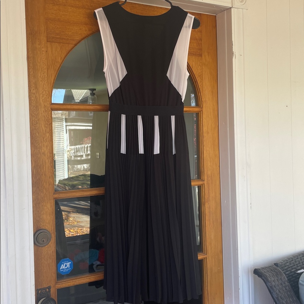 Bcbgmaxazria Black and white pleated dress size small - Picture 5 of 6